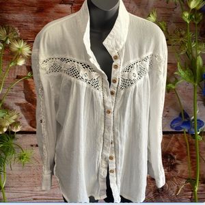 Gorgeous lightweight blouse with lace like detail
